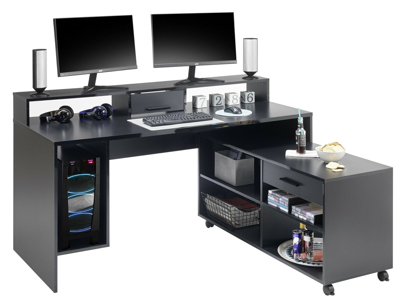 Moderner Gaming-Schreibtisch in L-Form mit zwei Monitoren, Lautsprechern, Tastatur und Maus, sowie Stauraum für Gaming-Zubehör. Perspektive von schräg vorne.