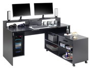 Moderner Gaming-Schreibtisch in L-Form mit zwei Monitoren, Lautsprechern, Tastatur und Maus, sowie Stauraum für Gaming-Zubehör. Perspektive von schräg vorne.
