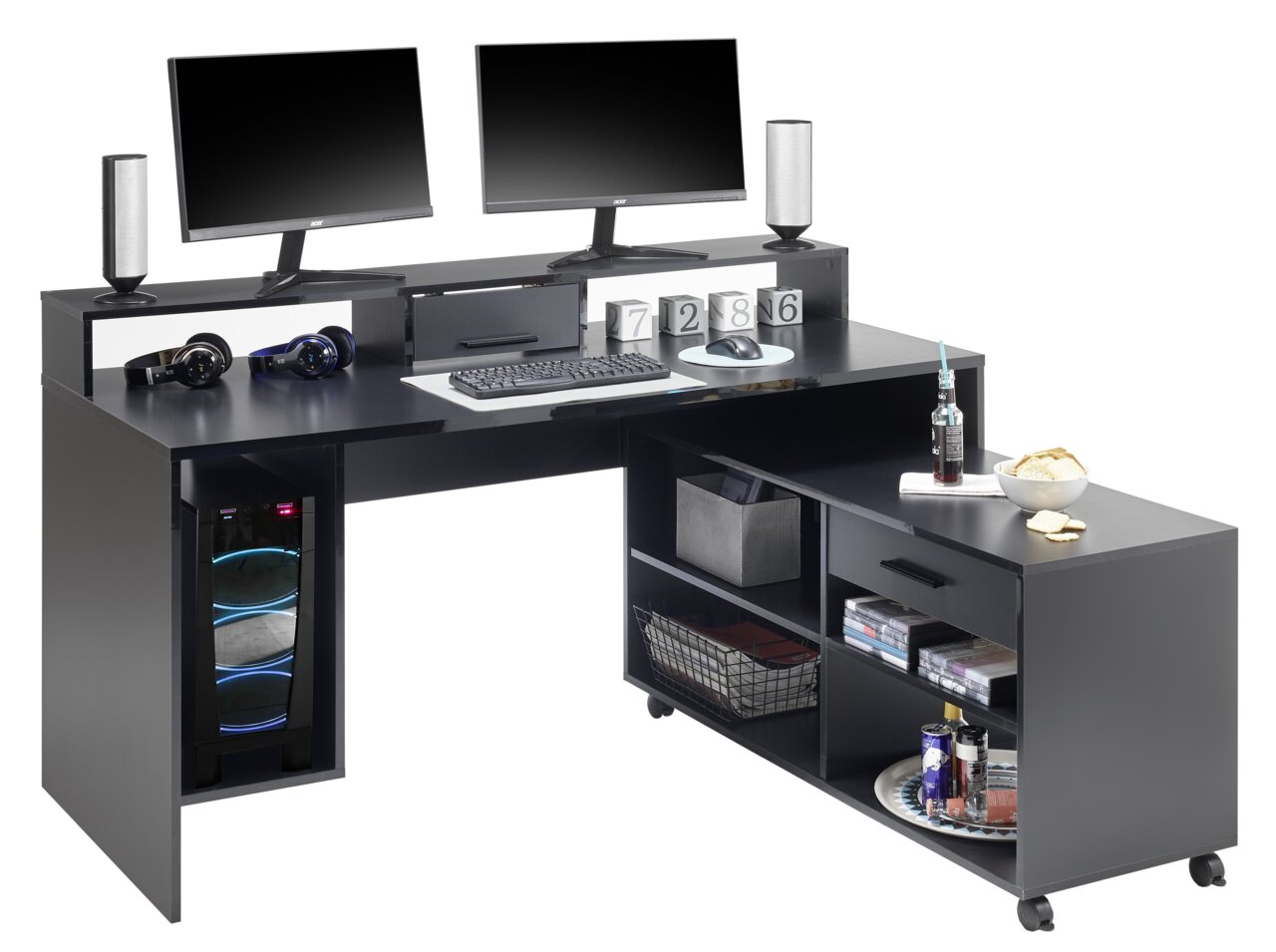 Moderner Gaming-Schreibtisch in L-Form mit zwei Monitoren, Lautsprechern, Tastatur und Maus, sowie Stauraum für Gaming-Zubehör. Perspektive von schräg vorne.