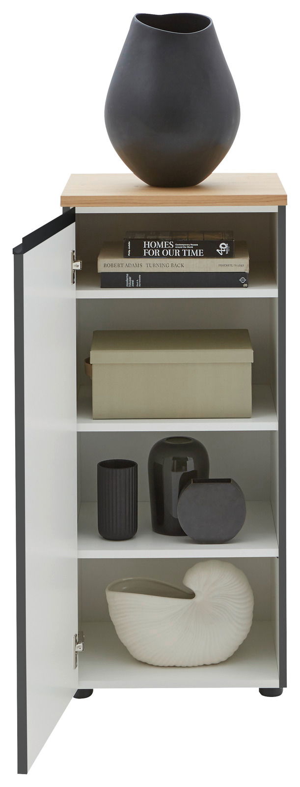 Kommode LENDINA von Dieter Knoll mit geöffneter Tür, zeigt Innenregale mit Büchern, Dekorboxen und Vasen, aus frontaler Perspektive.