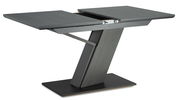 Moderner, ausziehbarer Tisch mit schrägem Standfuß in dunkler Holzoptik, seitliche Perspektive.