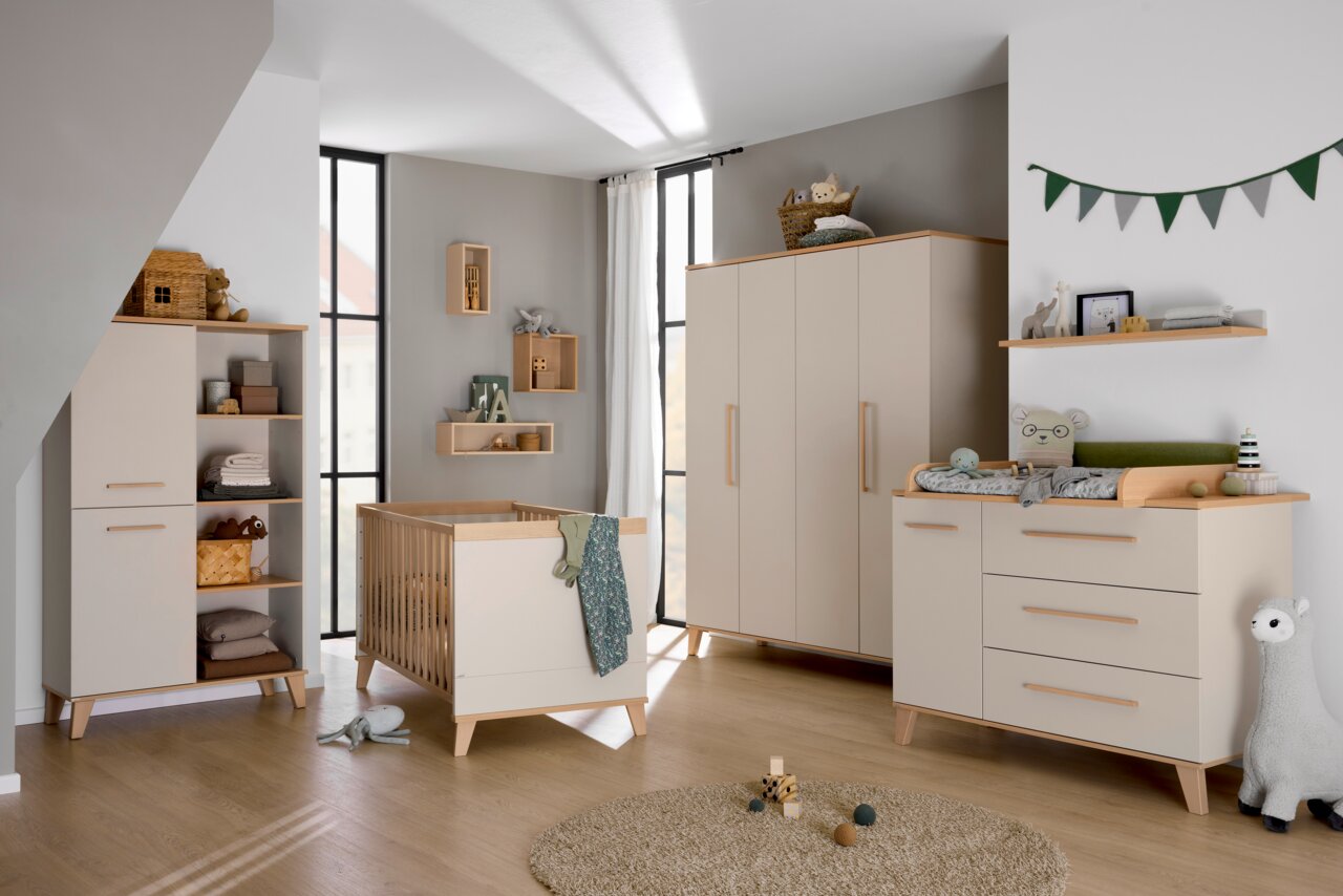 Moderner, vierteiliger Kleiderschrank in einem stilvollen Kinderzimmer, frontal betrachtet.