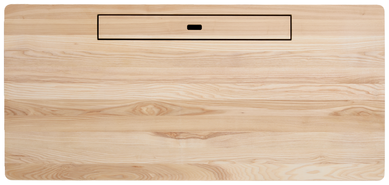 Vogelperspektive auf eine Schreibtischplatte aus hellem Holz mit einer rechteckigen Aussparung in der Mitte.