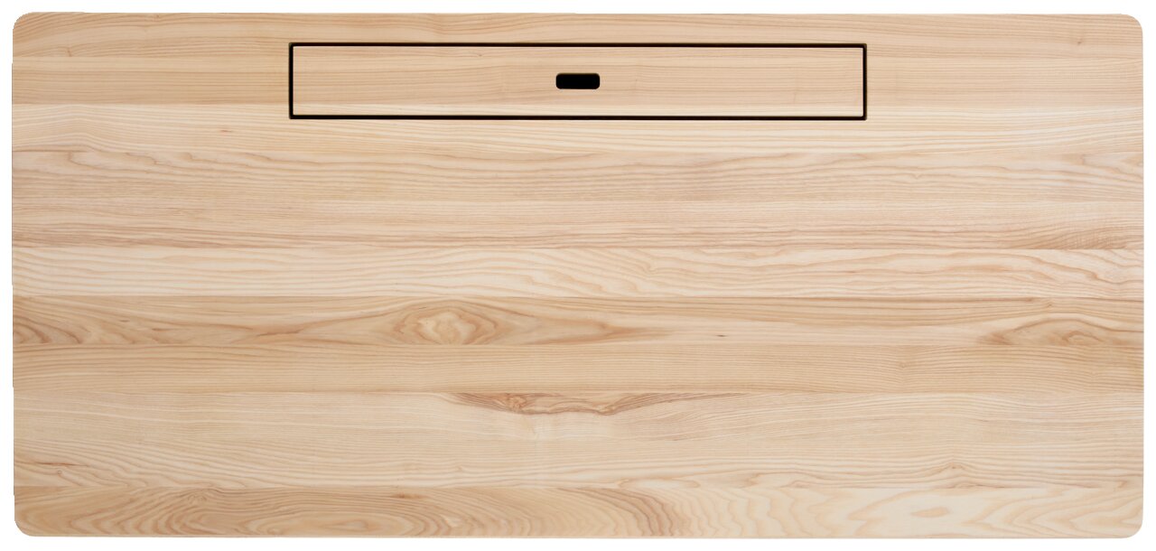 Vogelperspektive auf eine Schreibtischplatte aus hellem Holz mit einer rechteckigen Aussparung in der Mitte.