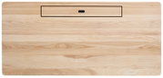 Vogelperspektive auf eine Schreibtischplatte aus hellem Holz mit einer rechteckigen Aussparung in der Mitte.
