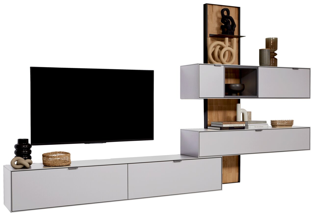 Moderne wandcombinatie met tv, witte kasten en decoratieve elementen, zijaanzicht