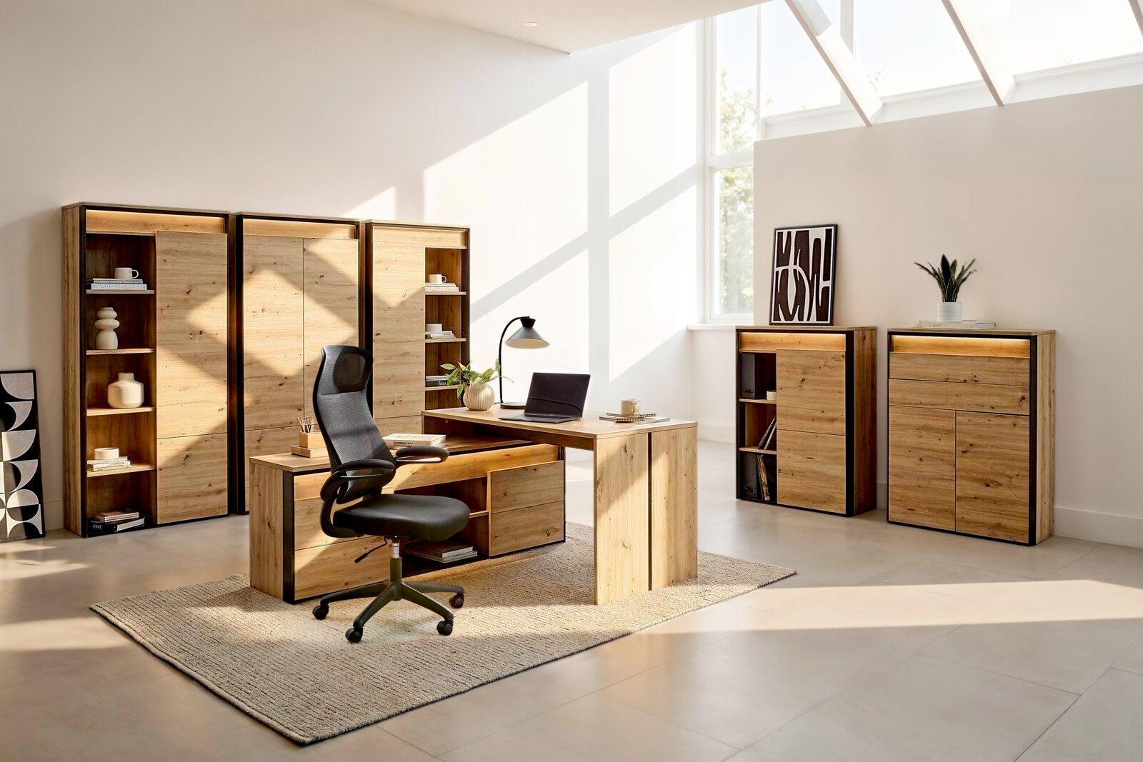 Modernes Homeoffice-Möbelset in natürlicher Holzoptik mit Schreibtisch, Stauraumelementen und beleuchteten Vitrinen, aus frontaler Perspektive in einem lichtdurchfluteten Raum inszeniert.