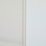 Nahaufnahme eines Mehrzweckschranks mit zwei Türen, seitliche Perspektive