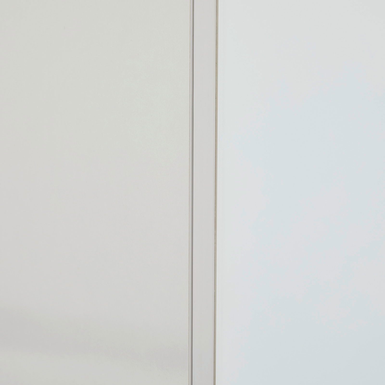 Nahaufnahme eines Mehrzweckschranks mit zwei Türen, seitliche Perspektive