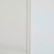 Nahaufnahme eines Mehrzweckschranks mit zwei Türen, seitliche Perspektive