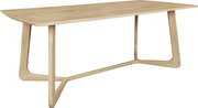 Moderner Esstisch aus Holz mit schräger Perspektive, zeigt die Tischplatte und die einzigartigen Tischbeine.