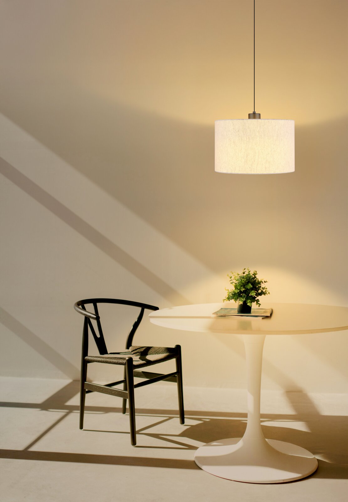 NOWA Hanglamp THEA Moderne Hängeleuchte in einem stilvollen Raum mit Tisch und Stuhl, seitliche Perspektive