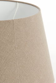 Nahaufnahme eines runden, beigen Lampenschirms mit texturierter Oberfläche, seitliche Perspektive
