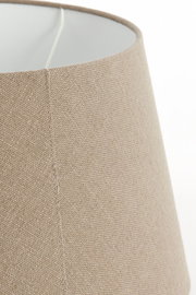 Nahaufnahme eines runden, beigen Lampenschirms mit texturierter Oberfläche, seitliche Perspektive