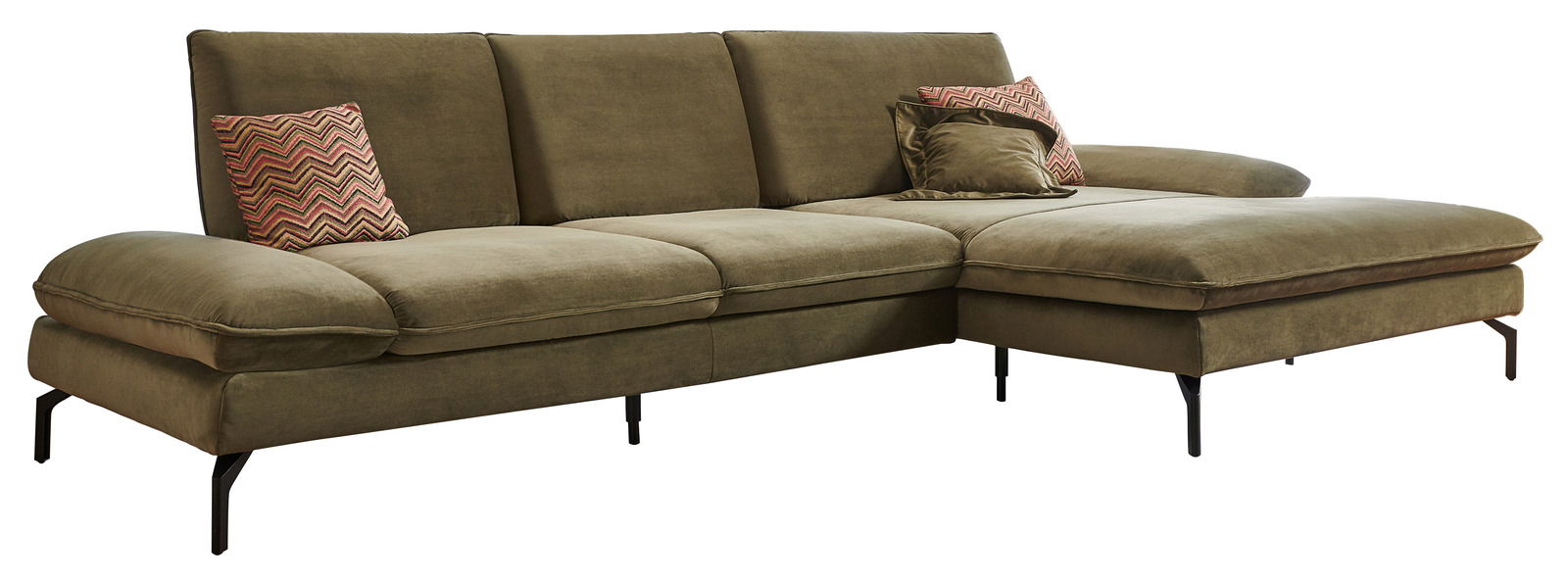 Grüne Longchairkombination mit drei Rückenkissen und zwei gemusterten Zierkissen, seitliche Perspektive.