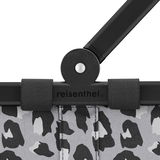 Nahaufnahme des oberen Teils eines Reisenthel Korbgestells mit schwarzem und grauem Leopardenmuster, seitliche Perspektive