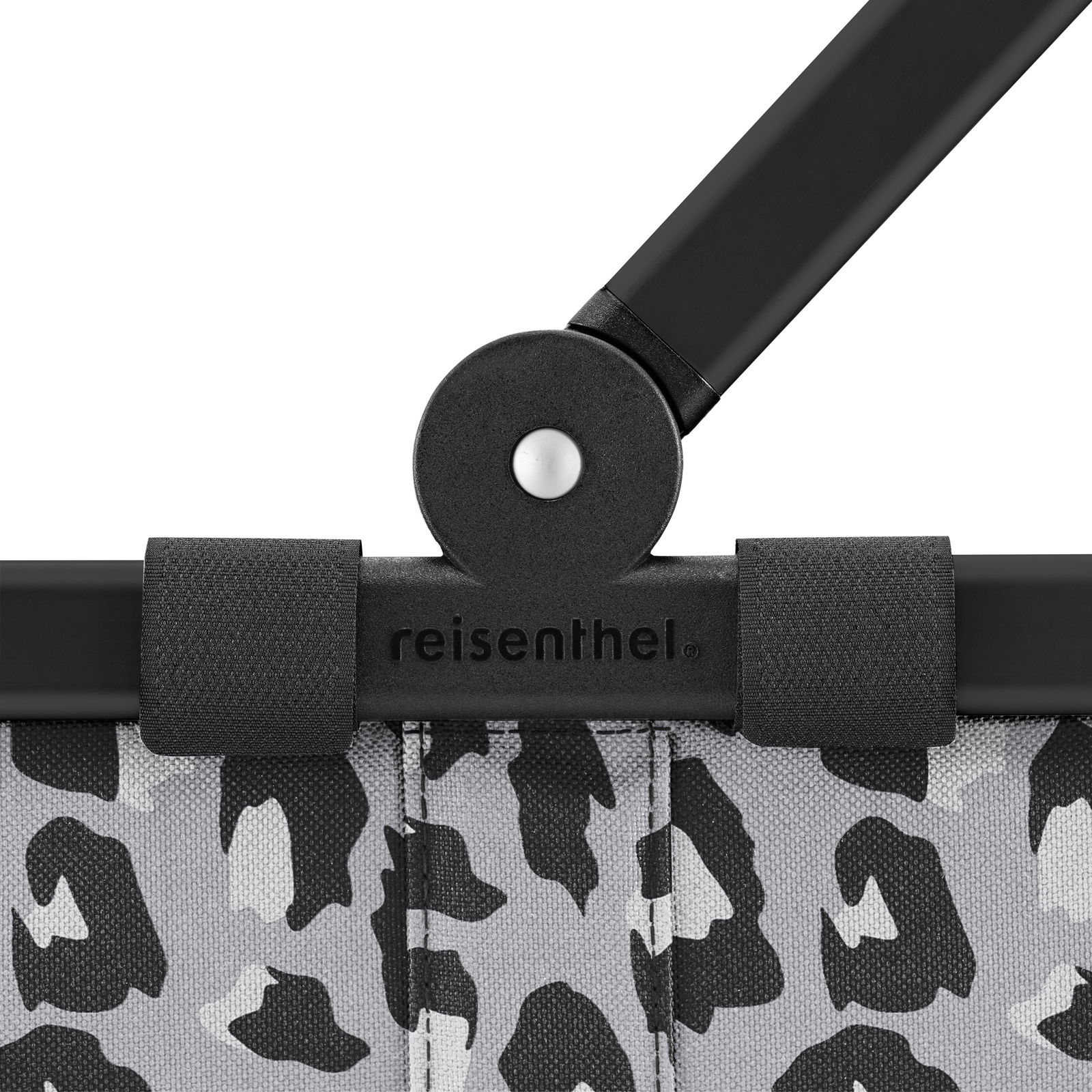 Nahaufnahme des oberen Teils eines Reisenthel Korbgestells mit schwarzem und grauem Leopardenmuster, seitliche Perspektive