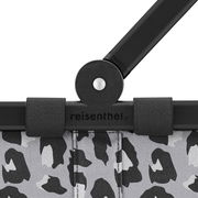 Nahaufnahme des oberen Teils eines Reisenthel Korbgestells mit schwarzem und grauem Leopardenmuster, seitliche Perspektive