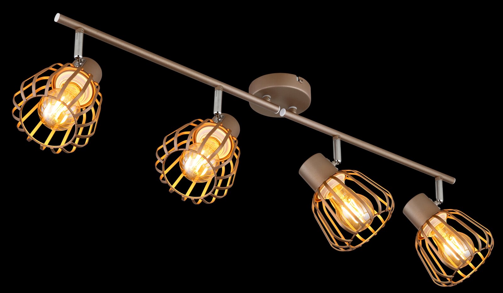Vierflammige Deckenleuchte mit Metallstange und goldfarbenen Drahtkäfig-Lampenschirmen, warm leuchtende Glühbirnen, schräg von unten aus der Seitenperspektive vor schwarzem Hintergrund