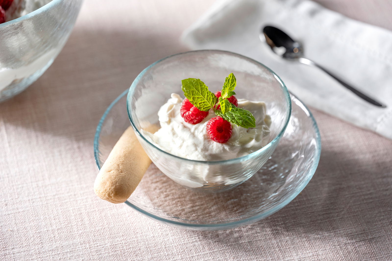 Glas-Schale Attivo 12cm mit Dessert, dekoriert mit Himbeeren und Minzblättern, von oben fotografiert.