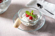 Glas-Schale Attivo 12cm mit Dessert, dekoriert mit Himbeeren und Minzblättern, von oben fotografiert.