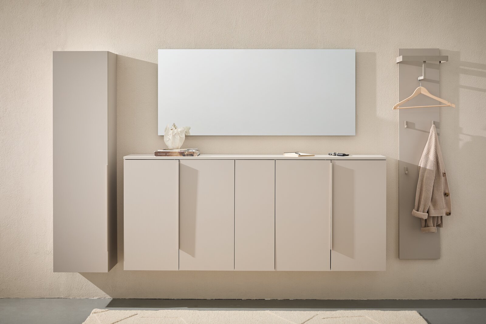 Dieter Knoll Garderobenschrank ABANO Moderne Garderobenschrank-Kombination in Beige, bestehend aus einem hohen Schrank, einem breiten Sideboard und einer Wandgarderobe mit Spiegel, frontal betrachtet.