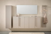 Moderne garderobekastcombinatie in beige, bestaande uit een hoge kast, een breed dressoir en een wandgarderobe met spiegel, gezien vanaf de voorkant.