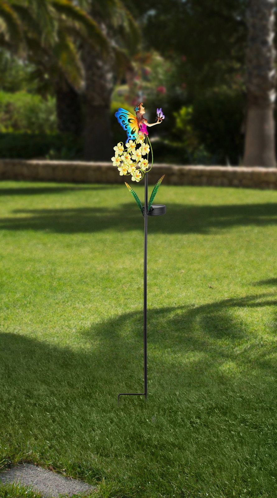 Bunte Solarleuchte in Form einer Blume mit Schmetterling, aufrecht im Garten stehend, seitliche Perspektive.