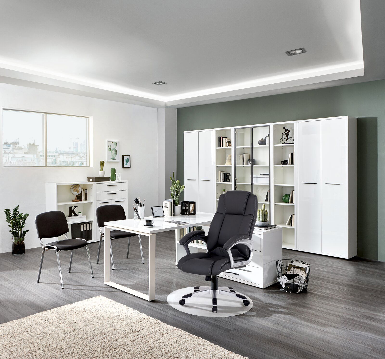 Moderner Eck-Schreibtisch in einem stilvollen Büro mit Blick auf den Schreibtisch von vorne, umgeben von Regalen und einem ergonomischen Bürostuhl.