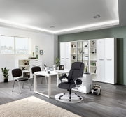 Moderner Eck-Schreibtisch in einem stilvollen Büro mit Blick auf den Schreibtisch von vorne, umgeben von Regalen und einem ergonomischen Bürostuhl.