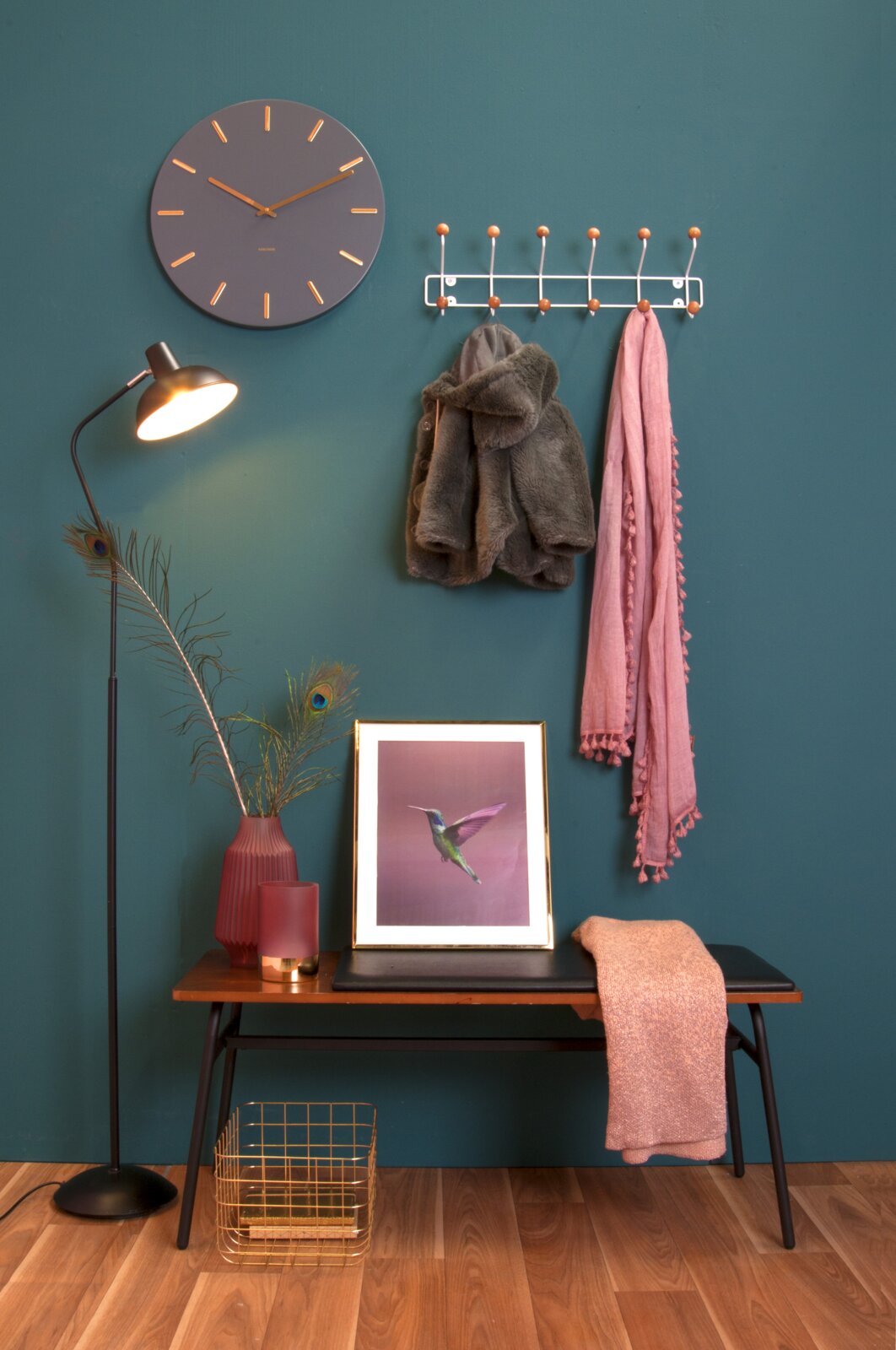 Garderobekast Wood XL tegen een muur met een jas en een sjaal, ernaast een staande lamp en een schilderij op een bank, gezien vanuit een vooraanzicht.