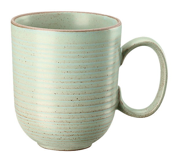 Grüner Becher mit Henkel, seitliche Perspektive, mit feinen horizontalen Streifen und rustikalem Design.