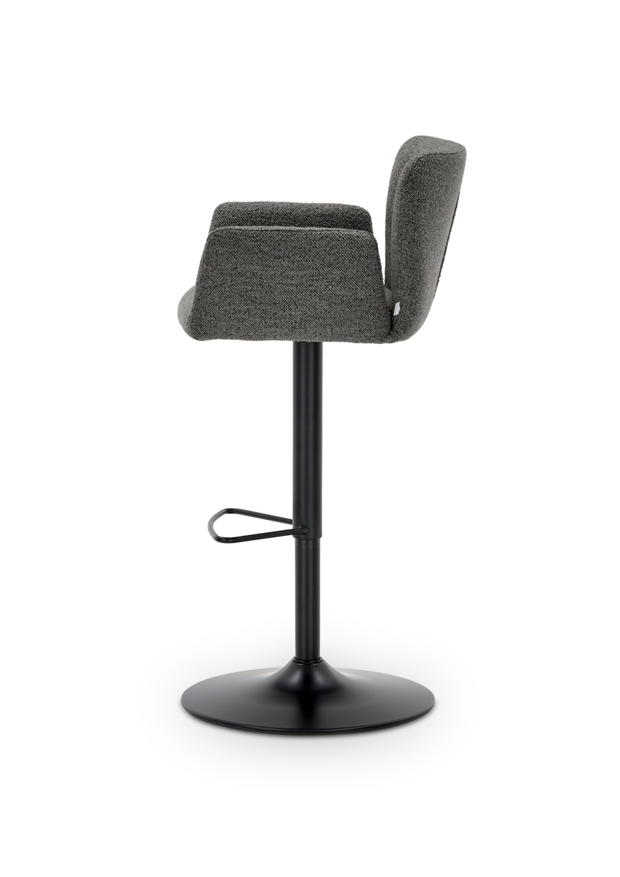 Seitenansicht eines modernen Barhockers mit grauem Stoffbezug und schwarzem Metallgestell.