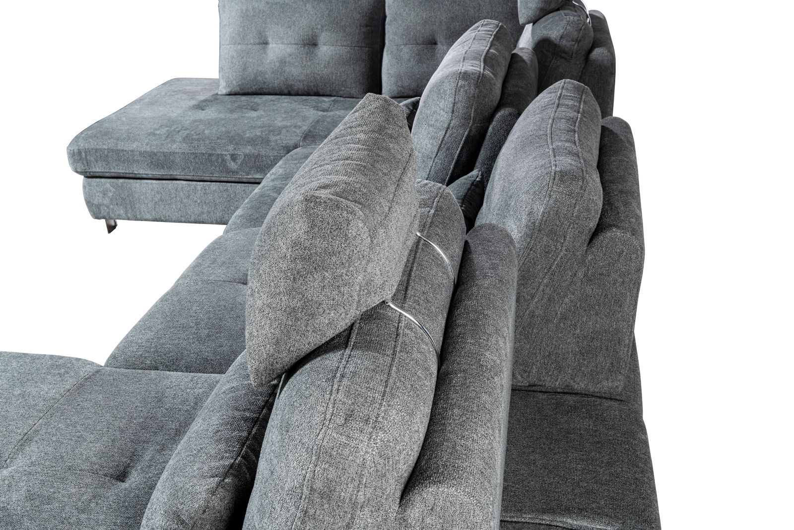 Graues Ecksofa in U-Form, seitliche Perspektive mit Fokus auf die Rückenlehnen und Kissen.