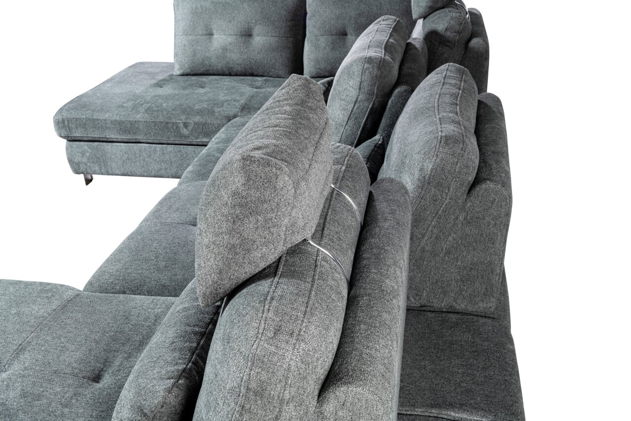 Graues Ecksofa in U-Form, seitliche Perspektive mit Fokus auf die Rückenlehnen und Kissen.