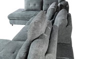 Graues Ecksofa in U-Form, seitliche Perspektive mit Fokus auf die Rückenlehnen und Kissen.