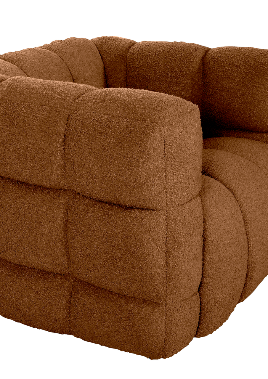 Nahaufnahme eines braunen Drehsessels mit weicher, gepolsterter Oberfläche und quadratischem Muster, seitliche Perspektive.