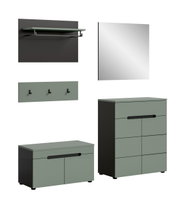 Modernes Garderoben-Set in Salbeigrün und Schwarz mit Wandpaneel samt Ablage und Kleiderstange, Spiegel, Hakenleiste sowie zwei Schuh-/Kommodenschränken; dargestellt in Front- und 3/4-Perspektive auf weißem Hintergrund.