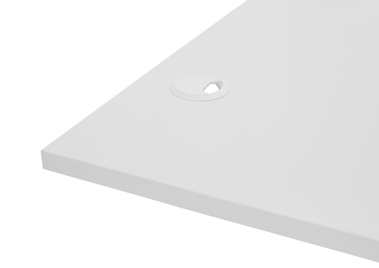 Nahaufnahme einer weißen Schreibtischplatte mit Kabeldurchlass, perspektivisch von oben rechts betrachtet.