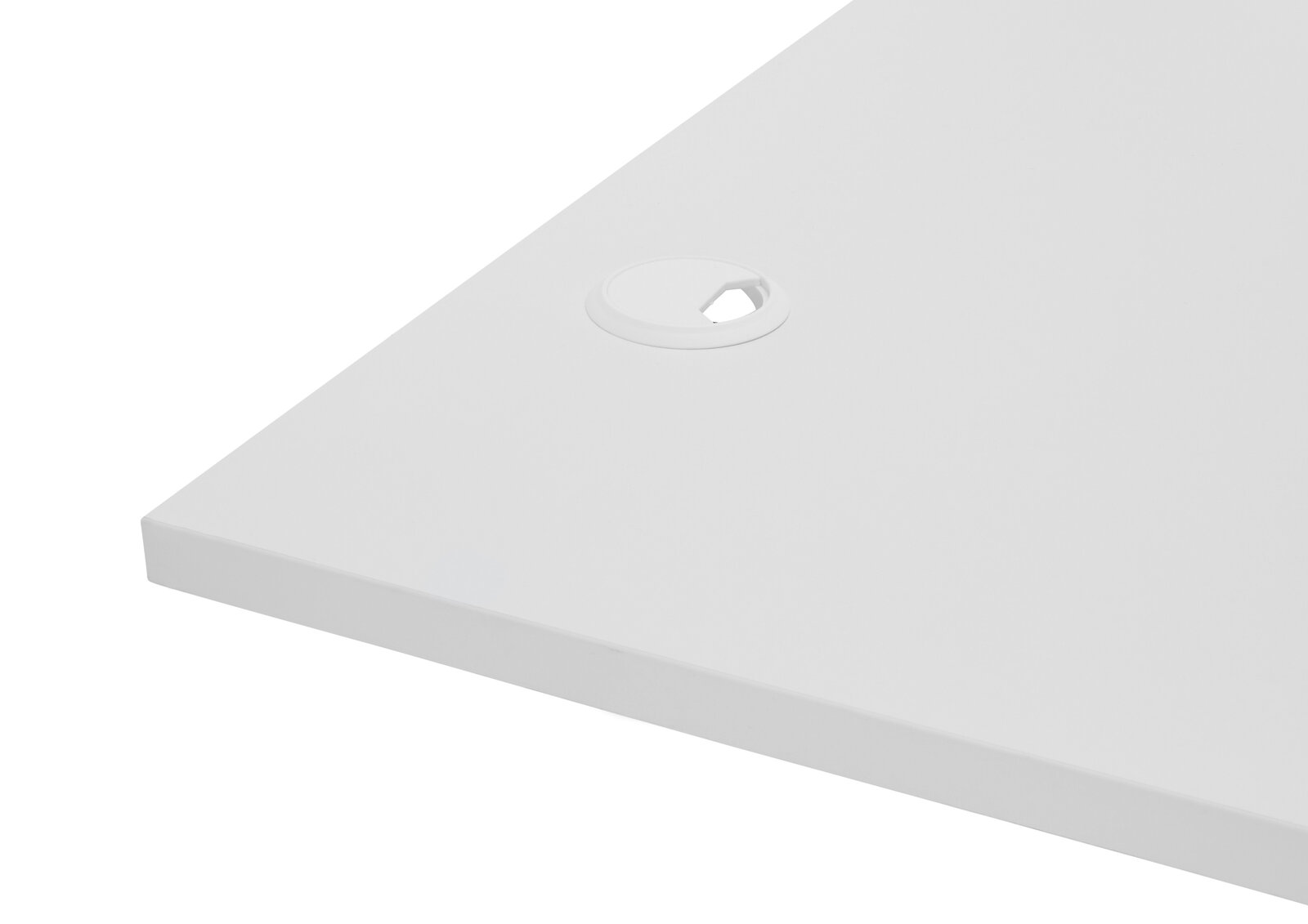 Nahaufnahme einer weißen Schreibtischplatte mit Kabeldurchlass, perspektivisch von oben rechts betrachtet.