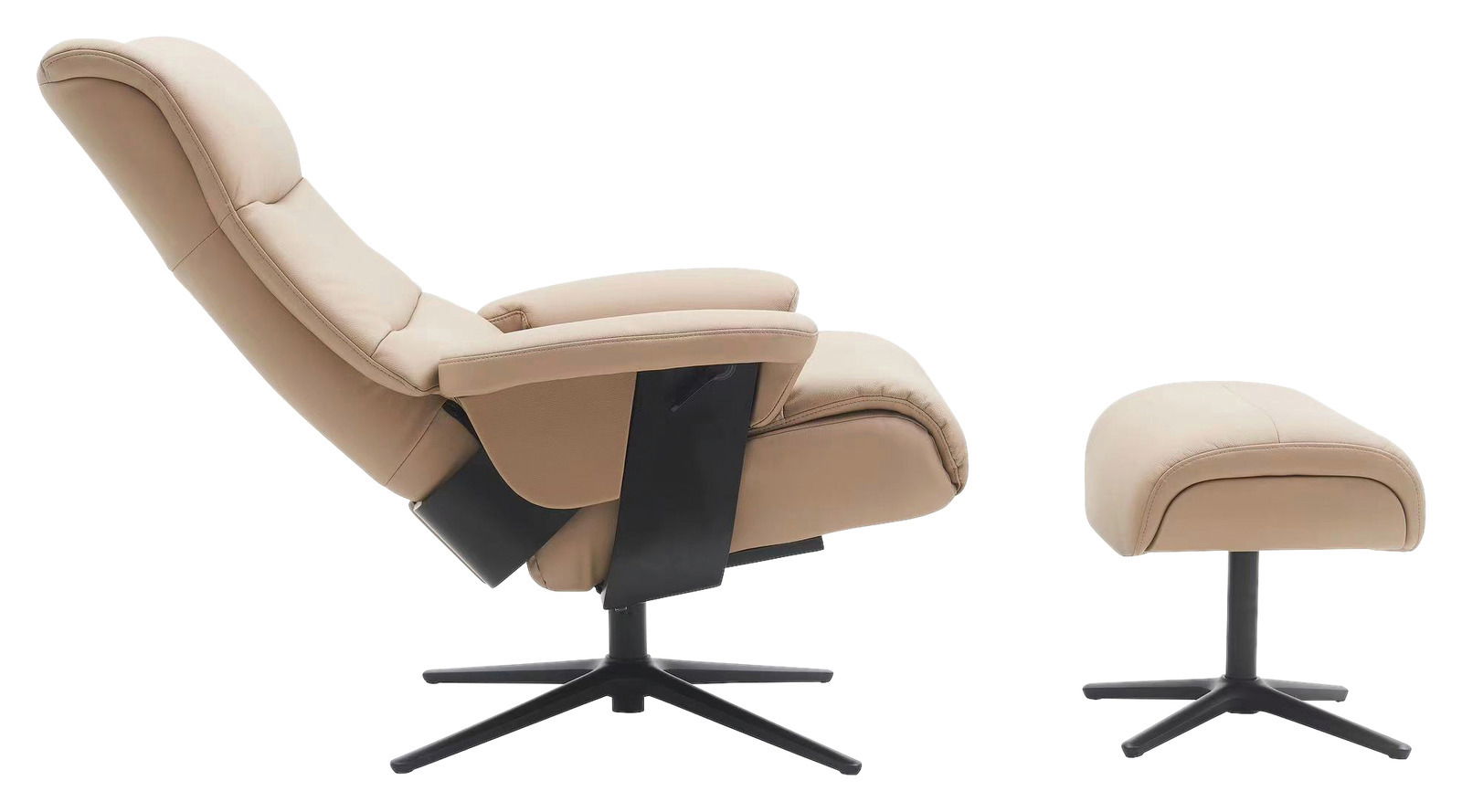 Seitliche Ansicht eines beigen Relaxsessels mit passendem Hocker, beide mit schwarzem Drehfuß.