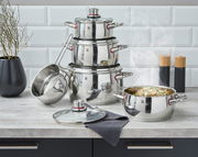 Topfset Quality One 5-tlg. aus Edelstahl, bestehend aus mehreren Töpfen und Deckeln, auf einer Küchenarbeitsplatte präsentiert. Perspektive: Frontalansicht.
