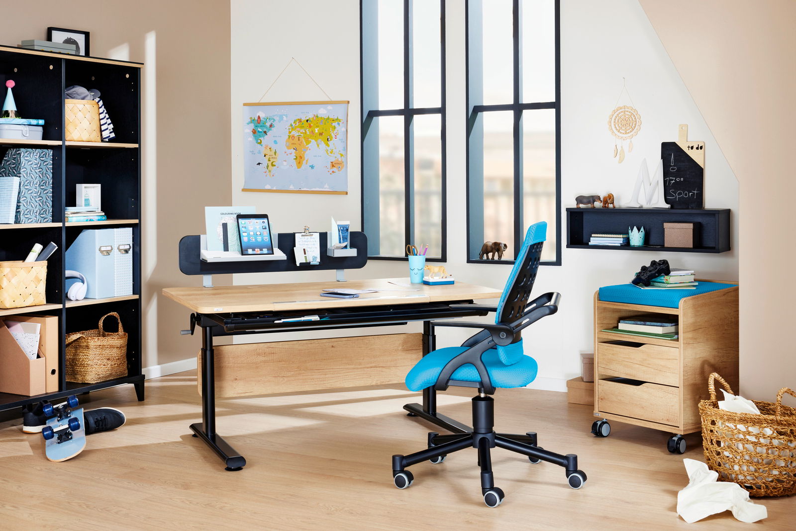 Moderner Schreibtisch in einem hellen Raum, mit einem ergonomischen blauen Bürostuhl und Regalen im Hintergrund, aus der Frontalperspektive.