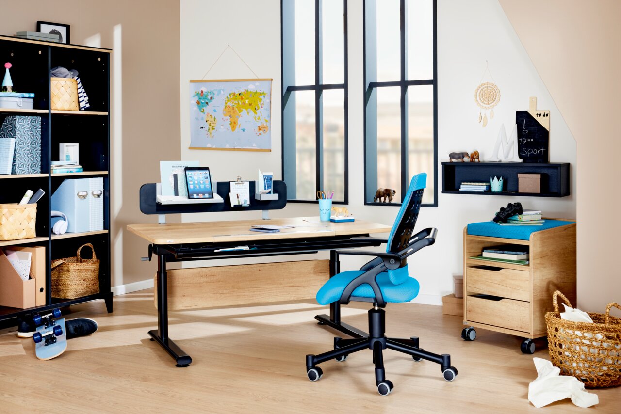Moderner Schreibtisch in einem hellen Raum, mit einem ergonomischen blauen Bürostuhl und Regalen im Hintergrund, aus der Frontalperspektive.