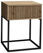 Moderne Nachtkommode aus Holz mit geriffelter Front und schwarzem Metallgestell, seitliche Perspektive