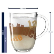 Transparente Tasse mit Henkel, gefüllt mit einem mehrschichtigen Getränk, von der Seite betrachtet. Auf der Tasse sind bunte Schriftzüge zu sehen. Maße: 82 mm Durchmesser, 117 mm Höhe, Fassungsvermögen 380 ml.