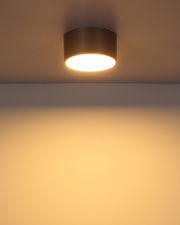 Moderne Deckenleuchte Globo Lighting BERTHOLD in zylindrischer Form, von unten betrachtet, mit warmem Lichtschein.