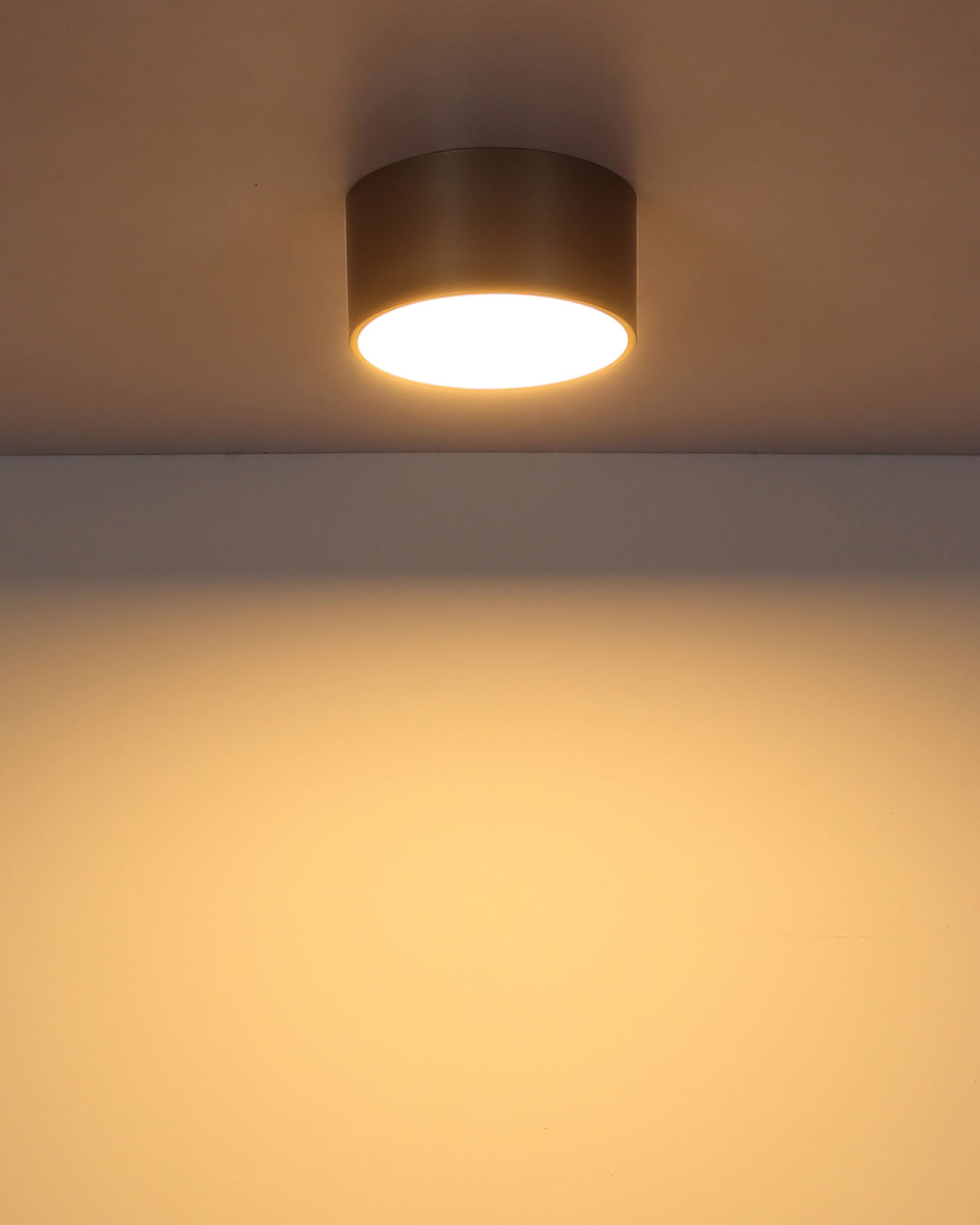 Moderne Deckenleuchte Globo Lighting BERTHOLD in zylindrischer Form, von unten betrachtet, mit warmem Lichtschein.