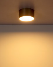 Moderne Deckenleuchte Globo Lighting BERTHOLD in zylindrischer Form, von unten betrachtet, mit warmem Lichtschein.