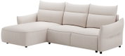 Beiges Ecksofa mit Ottomane links, gepolsterten Armlehnen und dreiteiliger Rückenlehne, freigestellt auf weißem Hintergrund, Ansicht schräg von vorn